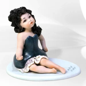 Statua in porcellana mini Acquario di Sibania con abito blu e indaco impreziosito da trina e capelli neri.