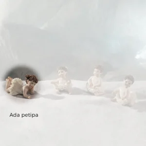 Statua in porcellana Ada Petipa, bimba ballerina in tutù di pizzo stesa a terra sulla pancia con due codine alte.