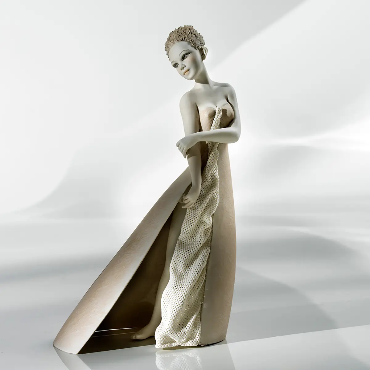 Statua in porcellana di ragazza in piedi in abito salmone con inserto in tulle bianco.