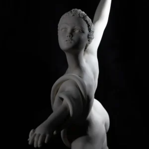 Statua in porcellana bianca Asia Pure avvolta da un sinuoso nastro a trame fini.