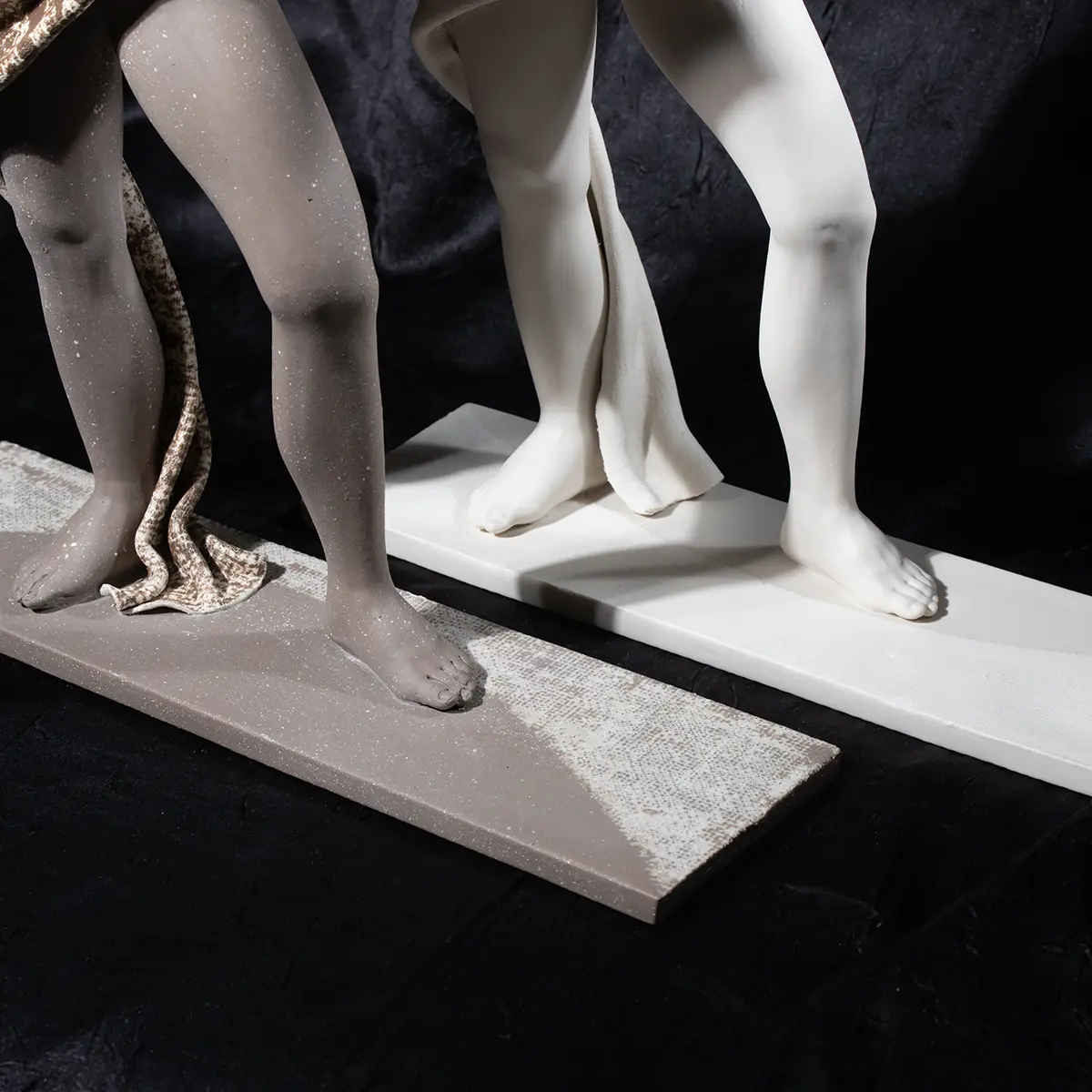 Dettaglio della base di appoggio delle statue in porcellana e gres Asia di Sibania, versione pure, in porcellana, e raw in gres