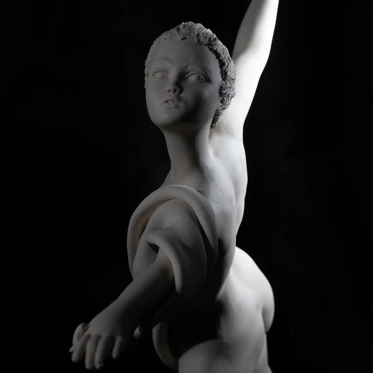 Statua in porcellana bianca Asia Pure avvolta da un sinuoso nastro a trame fini.