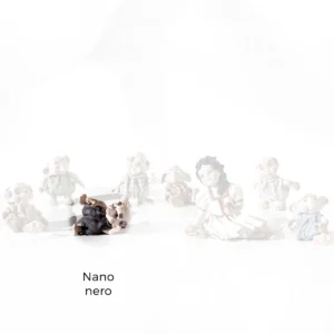 Statua in porcellana del Nano Nero con capelli rossicci e occhi verdi, steso a terra.