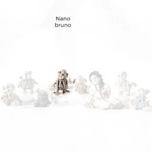 Nano Bruno in porcellana con capelli marroni in piedi mentre indica Biancaneve.