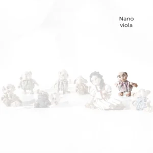 Statua in porcellana del Nano Viola con capelli marroni, chino in avanti come per chiedere un bacio a Biancaneve.