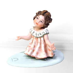 Statua mini Bilancia in porcellana Sibania con abito rosa e verde smeraldo impreziosito da trina e dettagli azzurri.