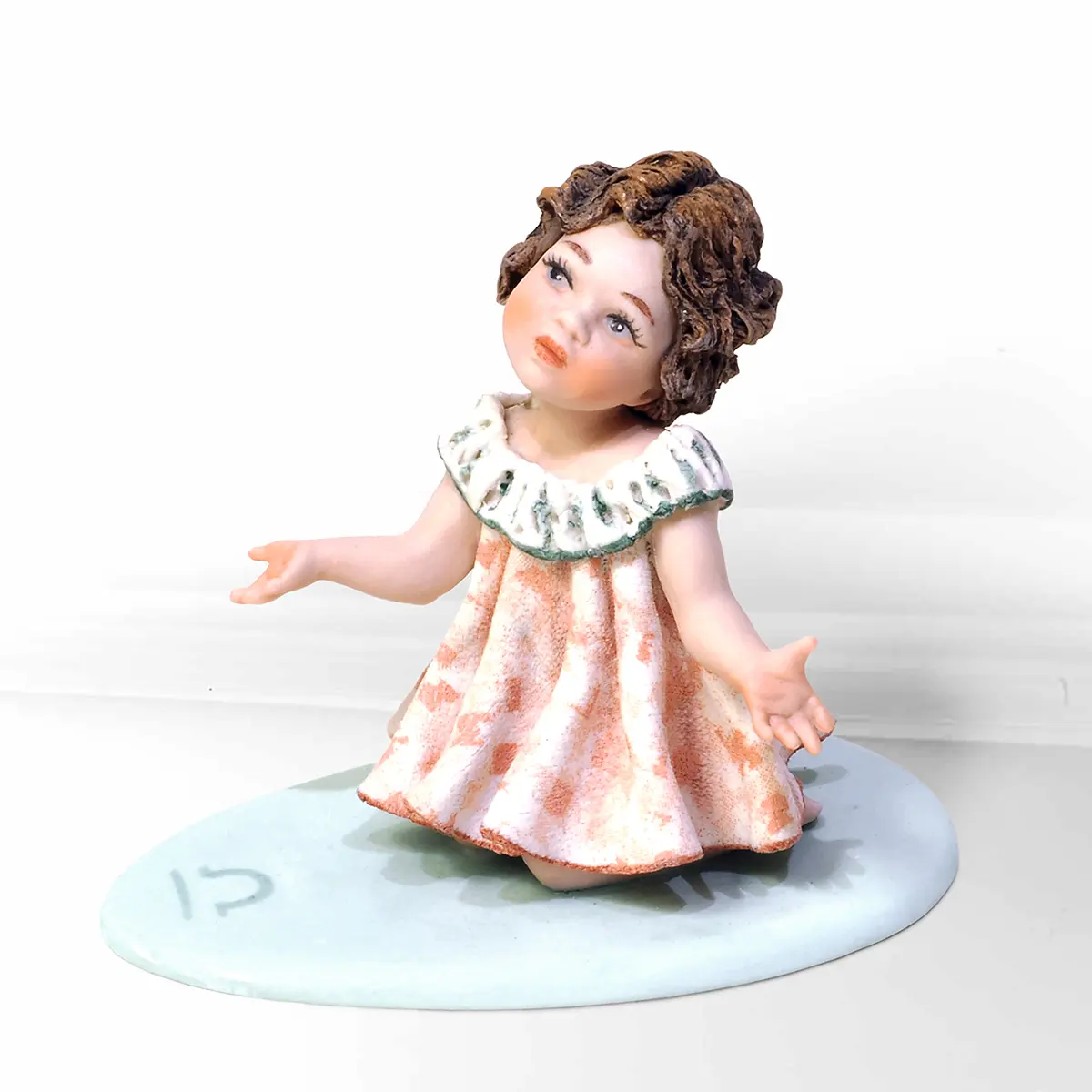 Statua mini Bilancia in porcellana Sibania con abito rosa e verde smeraldo impreziosito da trina e dettagli azzurri.