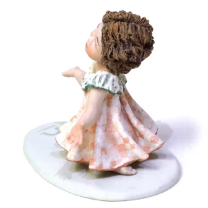 Statua in porcellana mini Bilancia di Sibania con abito rosa e verde smeraldo rifinito in trina.