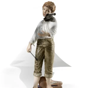 Statua in porcellana di ragazzo con violino, camicia bianca e pantaloni verde senape in piedi davanti alla custodia.