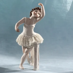 Statua in porcellana di ballerina in tut&ugrave; di pizzo appoggiata a una balaustra, con fiocco e scarpette bianche.