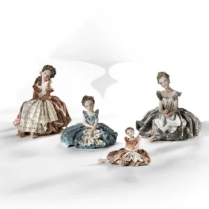 Quattro statuine in porcellana Sibania raffiguranti damine veneziane del '700 in eleganti abiti colorati.