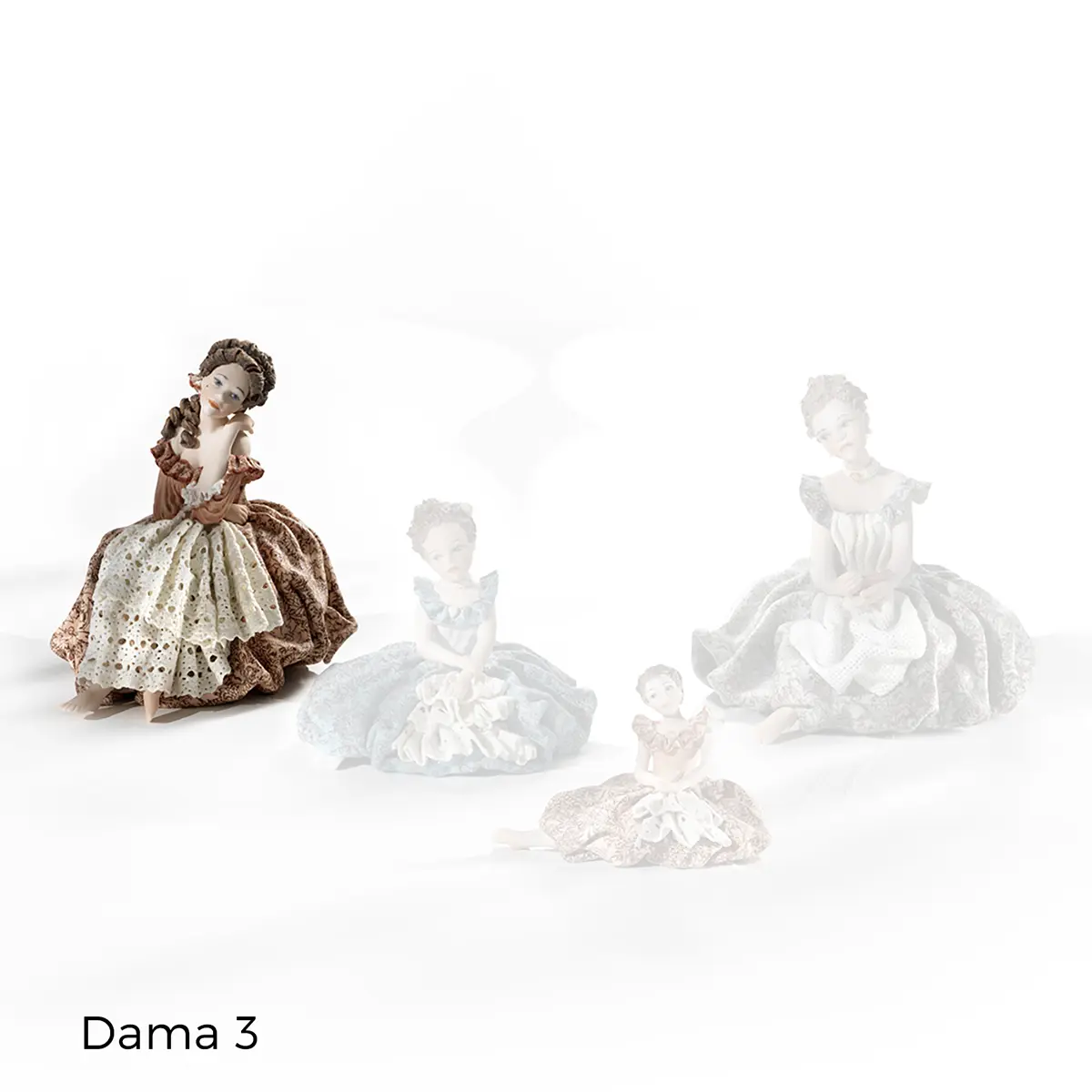 Damina veneziana del '700 in porcellana, seduta su sgabello rosso con abito rosa e dettagli in pizzo bianco.