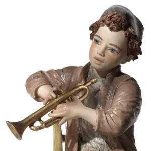 Statua in porcellana di trombettista jazz in giacca nocciola e berretto grigio, seduto su una sedia verde.