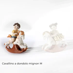 Statua in porcellana di bimba su cavallino a dondolo, con abitino giallo e due codine.