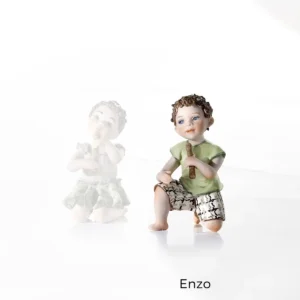 Statua in porcellana Enzo: bimbo flautista in t-shirt verde e pantaloncini a quadri marroni e bianchi, in ginocchio.