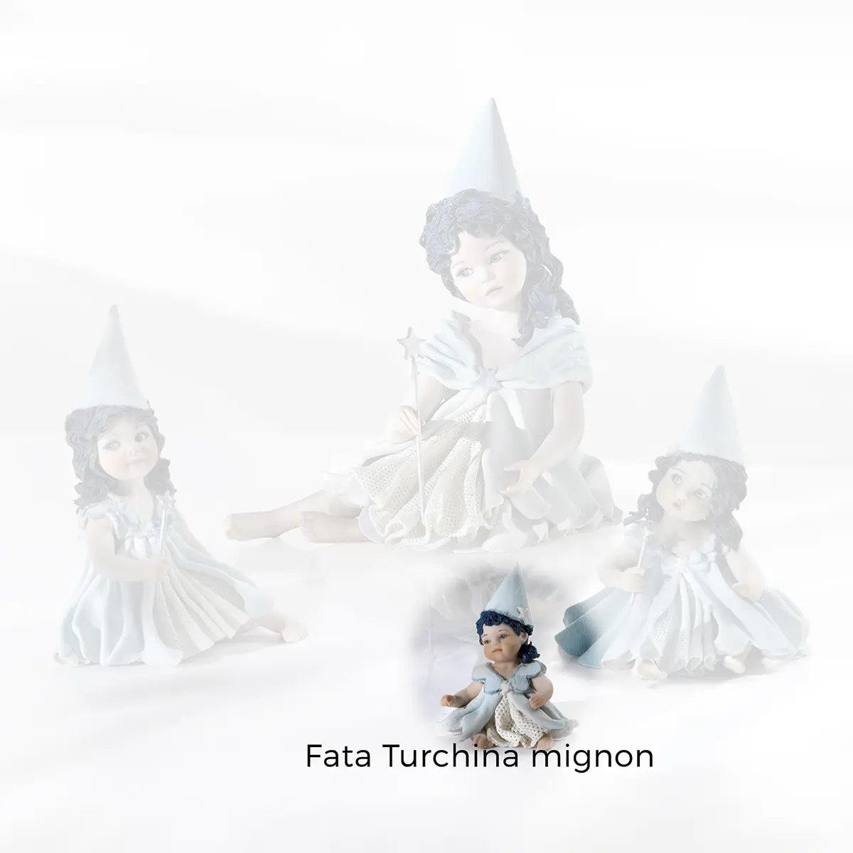 Statua in porcellana della Fata Turchina mignon seduta a terra con codina sulla spalla e stellina sul cappello a punta.