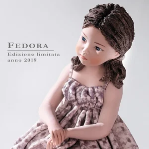 Statua in porcellana Fedora seduta su uno scalino, in abito grigio tortora e ballerine grigio perlato.