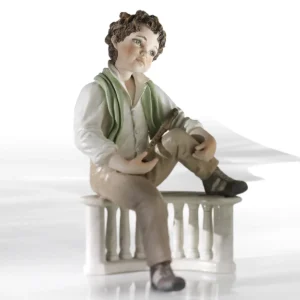Statua in porcellana di ragazzo con flauto, sciarpa verde pastello e camicia bianca seduto su balaustra marmorizzata.
