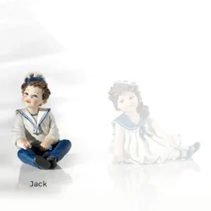 Statua in porcellana Lolly marinaretta con abito bianco bordato di blu, bavero, scarpette blu e baschetto.