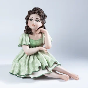 Statua in porcellana Jasmine, ragazza in abito verde tè e smeraldo seduta su uno sgabello con capelli bruni sciolti.