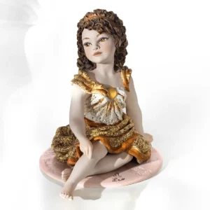 Statua in porcellana Sibania del Leone con abito barocco oro e ocra, medaglione dorato e fascia tra i capelli biondi.