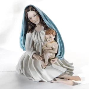 Statua in porcellana della Madonna con Gesù Bambino in braccio, abito bianco, velo azzurro e casacca crema.