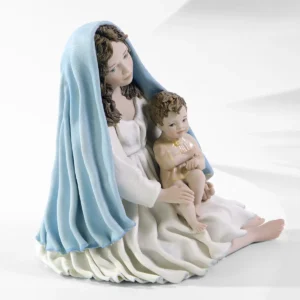 Statua in porcellana della Madonna con Gesù Bambino in braccio, abito bianco, velo azzurro e casacchina crema.