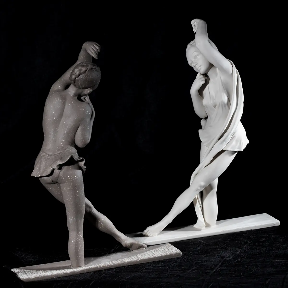 Statua in porcellana Metis della serie Pure e Raw di Sibania raffigurante una danzatrice.