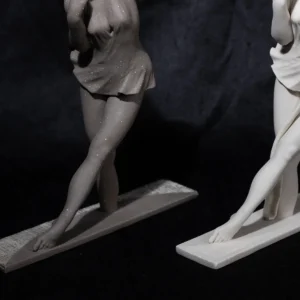 Statua in porcellana Metis Pure Raw di Sibania raffigurante una danzatrice, altezza 33 cm.