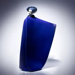 Statua di Ninsun in abito azzurro con Tigre blu, figura della mitologia sumera.