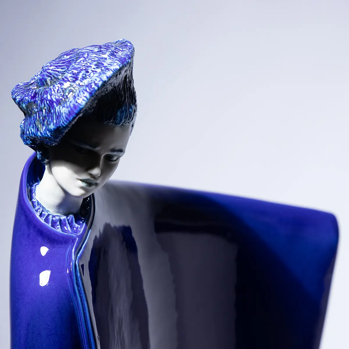 Statua Ninsun in azzurro con Tigre blu, figura della mitologia sumera.