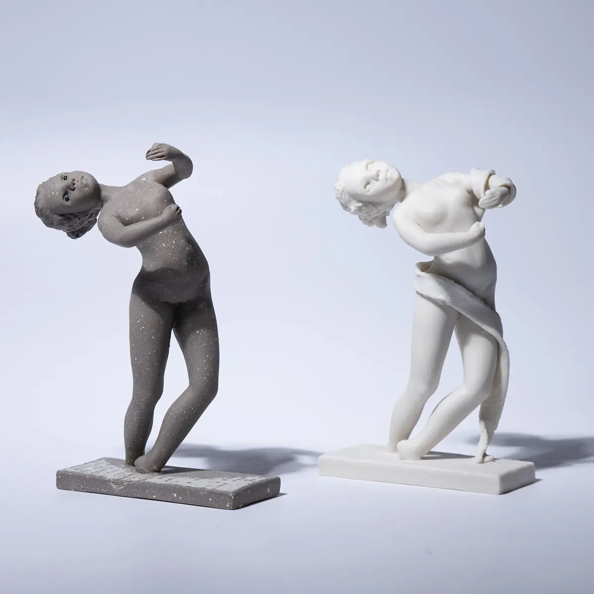 Statua in ceramica Nisa di Sibania raffigurante una danzatrice, disponibile nelle serie Pure e Raw. Altezza 10 cm.
