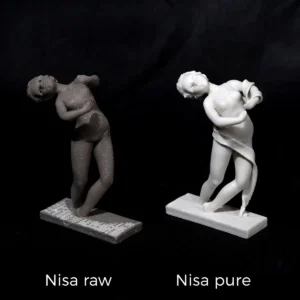 Statua Nisa Raw in gres con base a trama grezza e contrasto di colore.