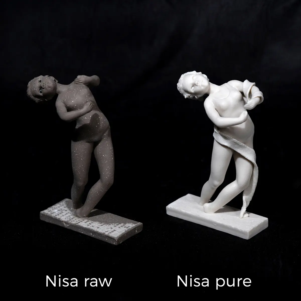 Statua Nisa Raw in gres con base a trama grezza e contrasto di colore.