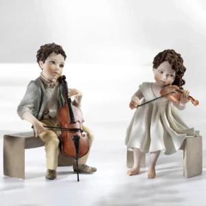 Statua in porcellana di ragazza con abito in tulle che suona il violino seduta su panca marmorizzata.