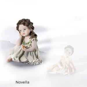 Statua in porcellana Licia, bimba seduta in abito salmone con tulle bianco e chignon con fiocco rosa.