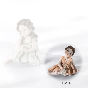 Statua in porcellana Novella, bimba seduta in abito verde e tulle con fiorellini arancioni in mano.