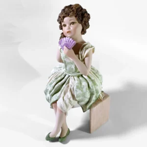 Statua in porcellana Olivia di Sibania, Statua dell'Anno 2026, con abito a corolla verde in tulle e fiori e ventaglio color ametista
