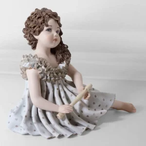 Statua in porcellana di Pamina, ragazza in abito azzurro con capelli poggiati su una spalla.