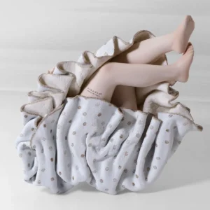 Statua in porcellana Pamina, ragazza in grazioso abito azzurro con capelli poggiati su una spalla.
