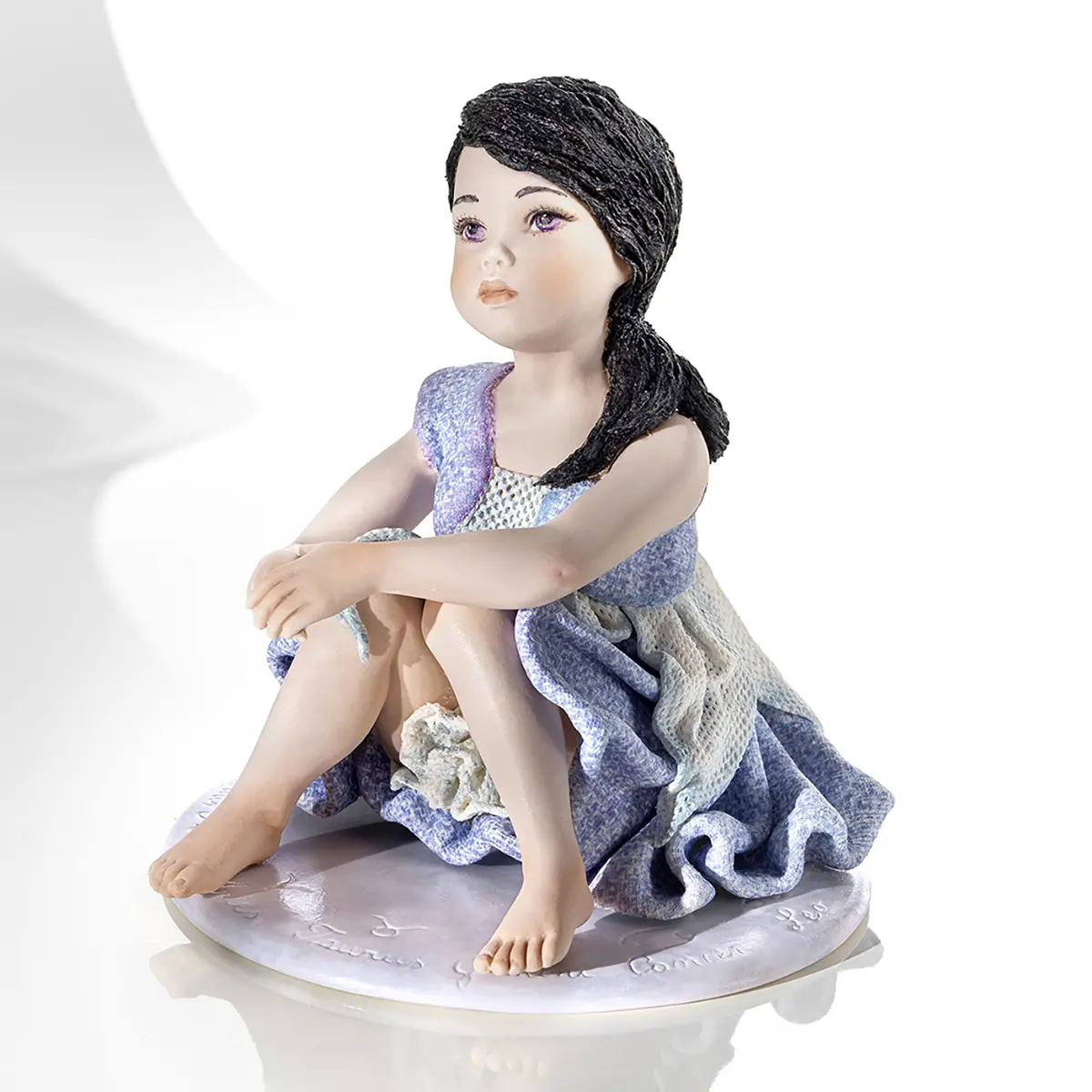 Statua in porcellana Sibania del segno Pesci in abito viola e celeste con dettagli in tulle.