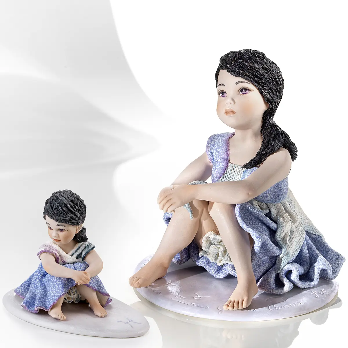 Statue in porcellana Sibania del segno dei Pesci e mini Pesci, in abito viola e celeste con dettagli in tulle.