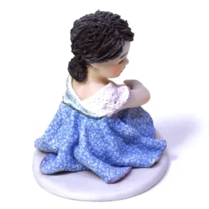 Statua in porcellana dei Pesci Mignon Sibania, seduta con abito viola e celeste e dettagli in tulle.