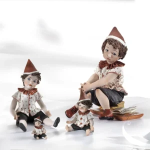 Statue in porcellana raffiguranti Pinocchio in varie dimensioni con casacca bianca a pois rossi e cappello rosso.