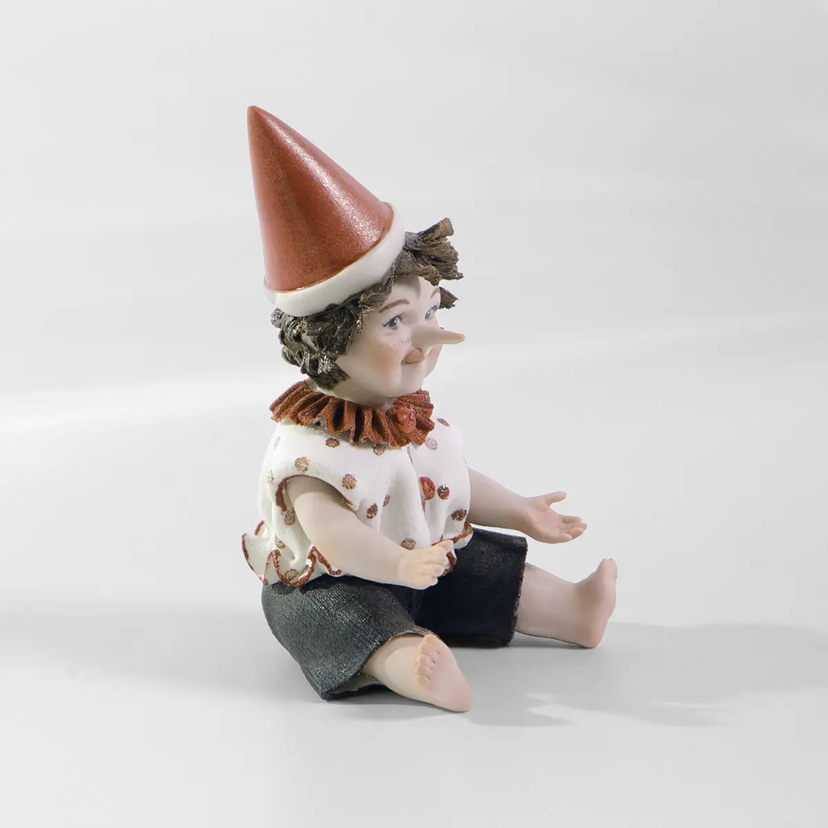 Piccolo Pinocchio in porcellana.