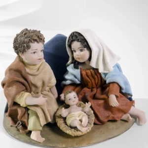 Presepe in porcellana Sibania con la Sacra Famiglia su una base stilizzata nei toni della terra e del cielo.