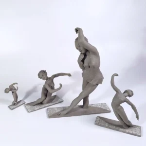 Statua in gres Clizia della serie Raw di Sibania, raffigurante una danzatrice con base a trama grezza.
