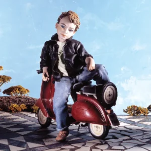 Statua in porcellana di ragazzo su Vespa rossa con giacca di pelle nera, t-shirt di Jimi Hendrix e jeans.