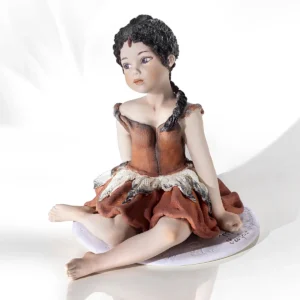 Statua in porcellana Sibania dello Scorpione con abito in tulle bianco e nero, dettagli rosso scuro e lunga treccia.