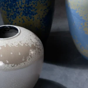 Vaso Seiun a forma di potiche dalle linee minimali, caratterizzato da uno smalto con effetti cristallini.